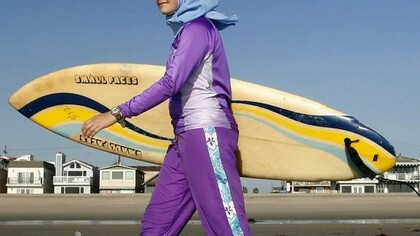 Mulher surfista com burkini