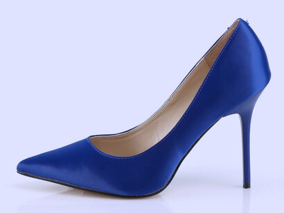 Zapato de tacón alto: había pasado horas parada por la recepción y los malditos tacones no podían disimular su redondez ni sostenerla