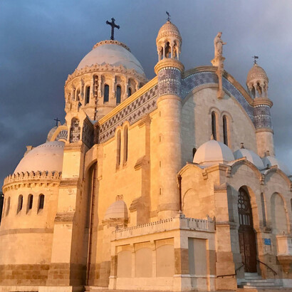 Basilique Notre-Dame d'Afrique. Un aspect de grande importance, certainement très novateur et résultat du bon travail du Président, est que la Constitution laisse enfin la liberté religieuse en Algérie, même si cela n'est pas écrit expressément, mais est compris indirectement
