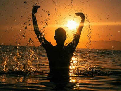 Praia turística no pôr-do-sol. Houve um tempo em que eu cheguei a fazer quatro viagens em um espaço de doze meses, por quê? Vou perguntar aos genes … Talvez os colegas que preferem ficar em casa não passaram pela mesma impressora que eu, ou até mesmo a condição de preferir o conforto do próprio lar também possa ser respondida pelos famosos genes, eu não sei, só sei que eu viajo