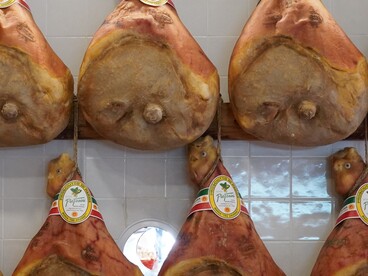 Le sue origini affondano in pratiche antiche, sviluppate per conservare la carne di maiale durante i mesi successivi alla macellazione