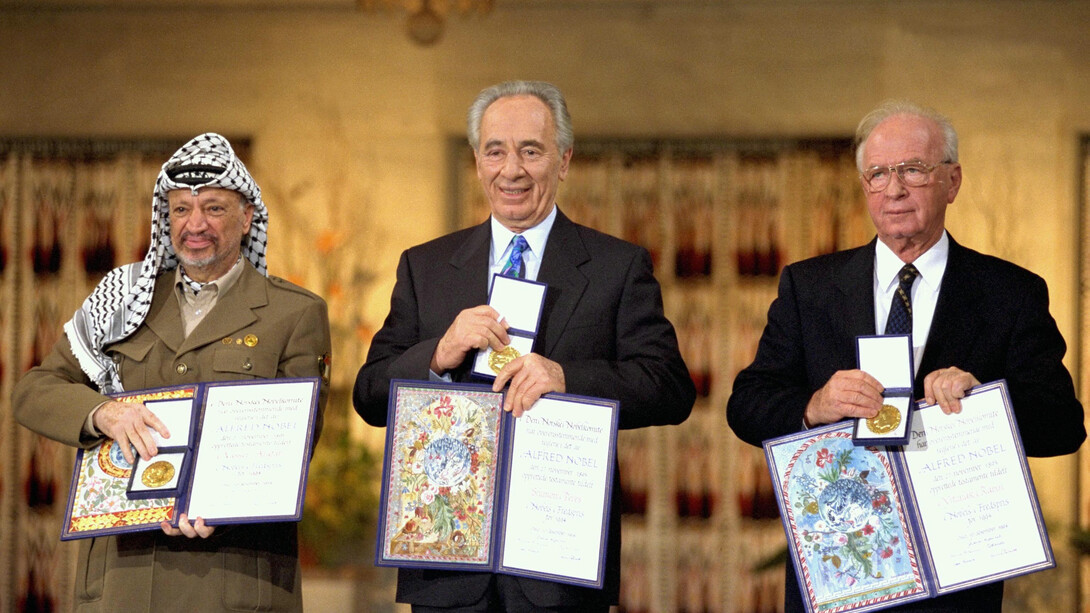 La esperanza malograda: Yasir Arafat, presidente de la Organización para la Liberación de Palestina (OLP); Shimon Peres, ministro de Asuntos Exteriores de Israel, e Isaac Rabin, primer ministro Israel, al recibir el Nobel de la Paz en 1994