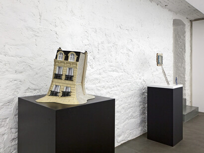 Leandro Erlich, Entre temps, exhibition view. Courtesy of Xippas