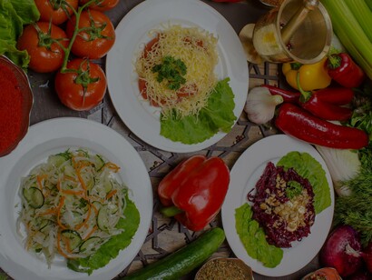 Pratos de salada de pepino com repolho, macarrão com molho e queijo vegano, e purê de beterraba com grão-de-bico