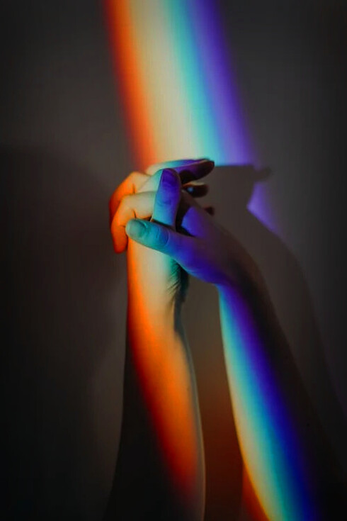 Dall’oscurità profonda emergiamo dopo un paziente e minuzioso lavoro di ricucitura di emozioni e sentimenti che vagavano come forme irrequiete, talora poco riconoscibili e non definite con chiarezza
