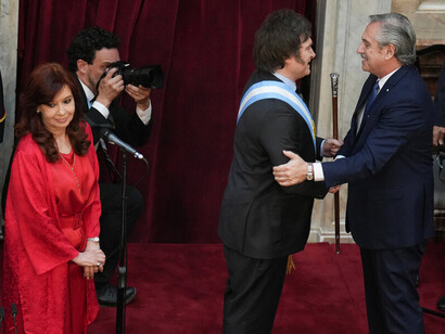 Alberto Fernández le entrega el bastón y banda presidencial a Javier Milei ante la Asamblea Legislativa, 10 de diciembre de 2023, Buenos Aires, Argentina