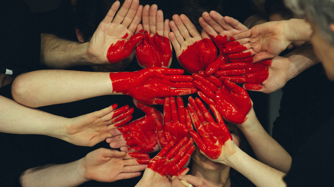 Mãos formando um coração. O mundo dos conjuntos envolve várias unidades de dezenas e centenas e geralmente não é uma conta exata