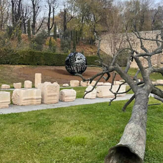 Emilio Isgrò, Mondo d’acciaio, vista della mostra. Per gentile concessione della Fondazione Brescia Musei