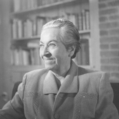 En la obra de Gabriela Mistral, la maternidad se redefine como un gesto ético que trasciende lo biológico y se abre hacia el cuidado del otro