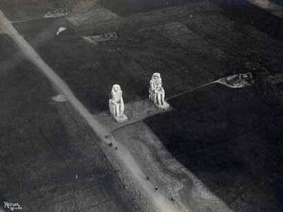 Immagini aeree di statue Egizie scattate da Theodor Kofler