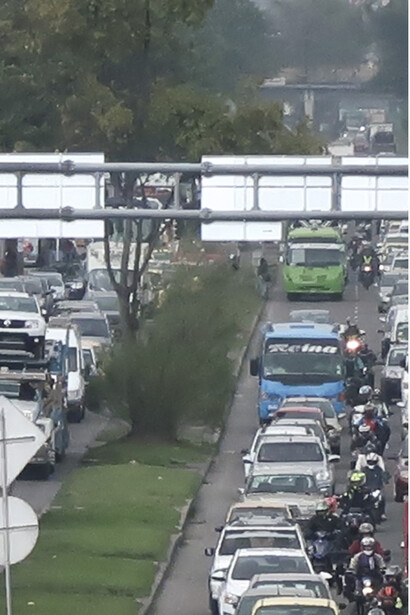 Un taxista me explica que la enfermedad es un invento de los gringos para sacarnos plata, que él lleva trabajando catorce horas desde los catorce años y no le duele nada y nunca ha estado enfermo. Como no tiene plata, y lo sabe, no se puede permitir el dolor