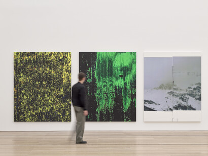 Divers artistes, There is only one thing I fear in life, my friend: One day, the black will swallow the red, vue d’exposition. Avec l’aimable autorisation de la Fondation Beyeler