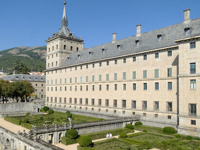 Lado derecho de la fachada este del Monasterio de El Escorial, San Lorenzo de El Escorial, España