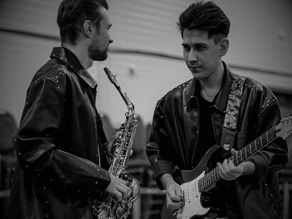 Músicos callejeros en el verano barcelonés