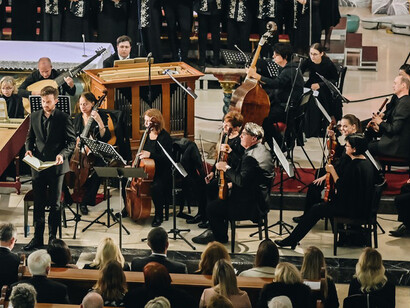 La decisión de cuáles sonidos utilizar, cómo combinarlos y qué contornos utilizar, dependerá de la estética y la densidad que el compositor desee otorgarle a su obra. Pasión según San Mateo de J. S. Bach, Veladas Barrocas de Varaždin, 2022, a cargo del coro Chorus angelicus Varaždin, Croacia 