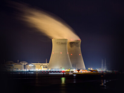 Central de energía nuclear en Doel, frente al puerto de Amberes en Bélgica