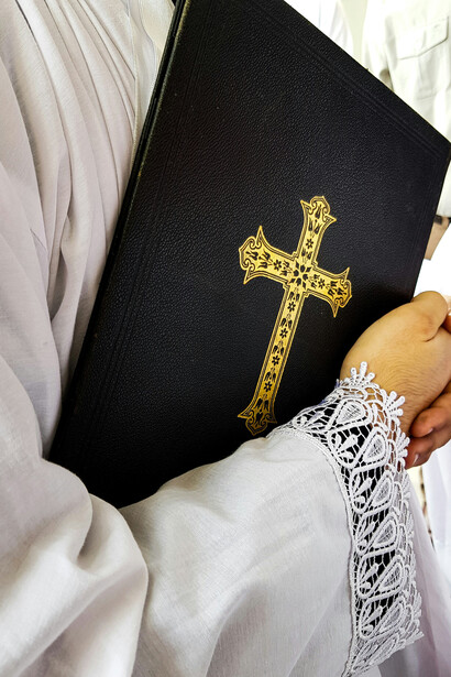 Bento XVI já alertava que o conceito de discriminação poderia limitar a liberdade religiosa, um desafio enfrentado pela Igreja Católica ao tentar manter seus princípios em um mundo em transformação