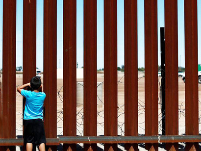 Cecilia Domeyko ci conduce attraverso i meandri dell'emigrazione e gli enormi drammi che stanno alla base di questa situazione