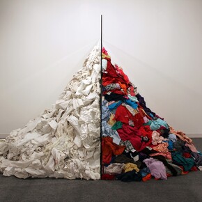 Senza Titolo 92. 1976. 
Eespejo, trapos. Dimensiones según ambiente. 
Obra nº 92 del libro amarillo “Cento mostre nel mese di
ottobre”, Turín 1976. 
Obra única. 
Cortesía de Galleria Continua