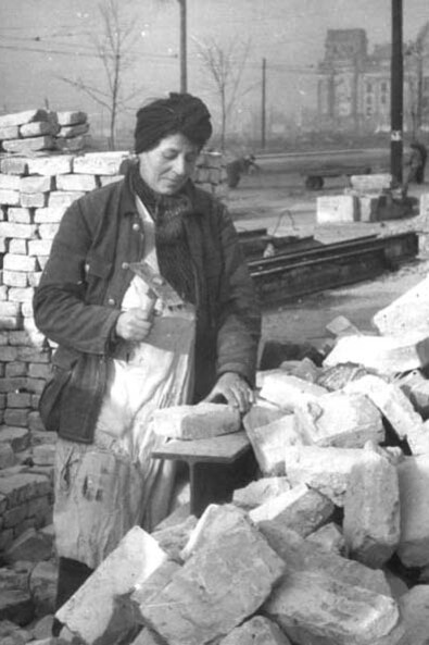 Una de las llamadas Trümmerfrau o mujeres de los escombros en Berlín, 1946