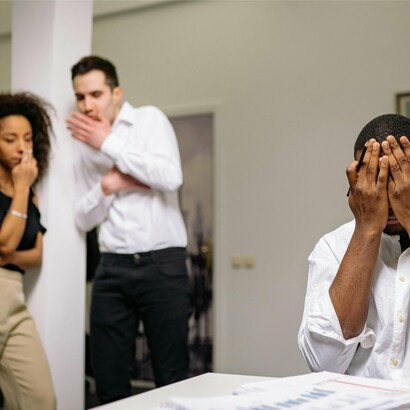 Si alguien disfruta cotillear, cuéntale un chisme tan absurdo que lo haga dudar de ti