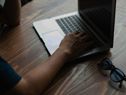 Persona usando la computadora para crear contenido con inteligencia artificial