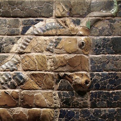 Los colores característicos de las figuras de animales que aparecen en la puerta de Ishtar se deben al uso de materiales como adobe, cerámica y lapislázuli