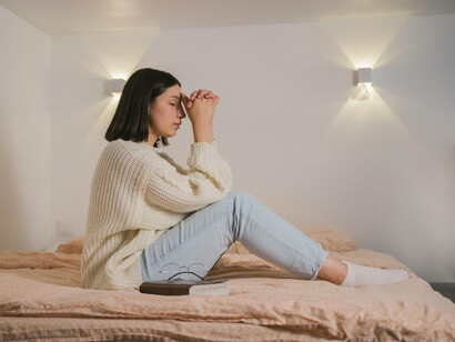 Adolescente rezando en su habitación. La espiritualidad refiere a la búsqueda de significado, conexión y trascendencia en la vida
