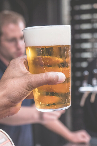 Un vaso de cerveza recién servida