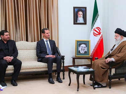 Bashar al-Assad en una reunión con el líder supremo iraní, Ali Khamenei. El régimen de Bashar al-Assad, que gobernó Siria durante 24 años, fue derrocado tras décadas de represión y conflictos