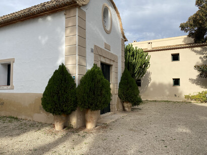 El conjunto de Torre Juana está formado por la casa construida alrededor y un jardín en el que hay una capilla de mitad del siglo XIX