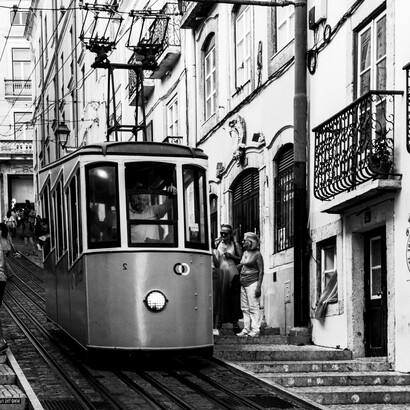 Bonde nas ruas de Lisboa, Portugal. Dirigir na cidade é um desafio diário, quanto mais estacionar