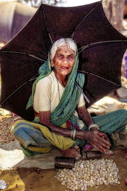 India – Anziana venditrice al mercato di un villaggio nello stato del Karnataka, foto Sergio Pessolano