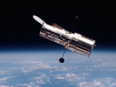 Hubble After Servicing Mission 2 (1997) Caption The Hubble Space Telescope hovers at the boundary of Earth and space in this picture, taken after Hubble's second servicing mission (SM2, STS-82) in 1997