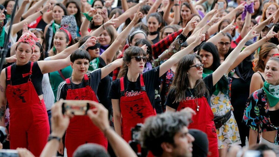 Il collettivo Las Tesis interpreta lo spettacolo "Uno stupratore sulla tua strada" insieme a centinaia di donne
