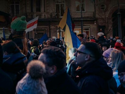 Lithuanians gather in hundreds demanding peace for the people of Ukraine