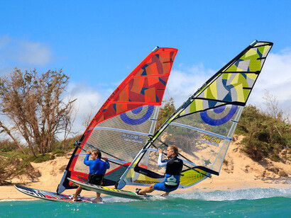 Dois windsurfistas, cerca de terra