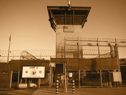 Es sabido que aún antes de la invasión de Irak se tendría ya prevista la utilización de Guantánamo para compartir con la prisión de Abu Ghraib las terribles y arbitrarias detenciones de «prisioneros de guerra»