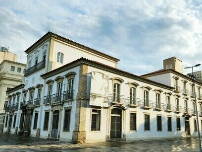 Paço imperial, no Rio de Janeiro. A história o alcançou às margens do Riacho Ipiranga, em 7 de setembro. Doente, cansado da viagem e exasperado pela arrogância das cortes, ele tomou a decisão final. Arrancou os símbolos portugueses de seu uniforme e proclamou a independência, no famoso grito de "Independência ou Morte!". A cena, imortalizada pela pintura de Pedro Américo décadas depois, é mais alegórica do que fiel à realidade, mas capta a essência do momento: a fundação dramática de um novo país