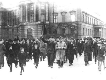 Revolutionäre Demonstranten am 9. November 1918 in Berlin, Unter den Linden