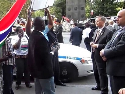 Protesttas en Nueva York ante uno de los ministros del gobierno de Gambia