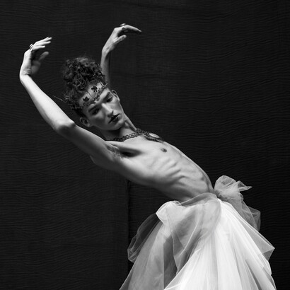 Christian Colorado ne se contente pas de suivre les tendances ; il les redéfinit en puisant dans ses propres expériences et dans l’héritage de son peuple