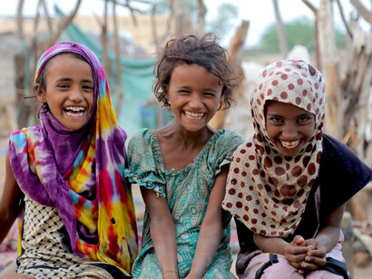 Grupo de niñas sonrientes en Yemen. Imagen: Unicef
