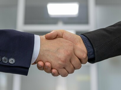 Um aperto de mãos simboliza a conclusão de um acordo entre parceiros. Na execução de políticas públicas, a articulação entre instituições pode reunir competências, responsabilidades e recursos em torno de objetivos comuns