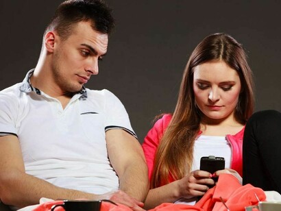 Un joven que se siente ignorado por su pareja