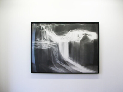 Angélique Lecaille, Campo del cielo I / MMXV, Mine de plomb, Encadrement pin teinté noir et plexiglas 204 x 154 cm (dessin 199 x 149 cm), 2015