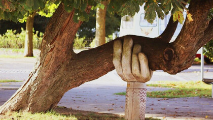 Ce qui soutient, opprime