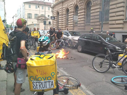 Rider manifestano contro un contratto collettivo definito pirata