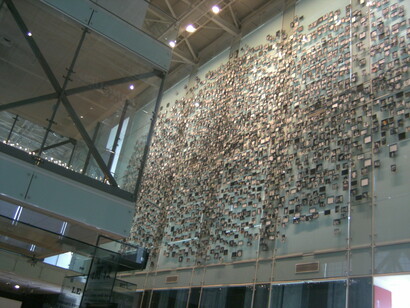 De toda la actividad productiva y educacional afluían jóvenes que conocían su entorno y soñaban con transformar el país en provecho de su población. Interiores. Museo de la Memoria y los Derechos Humanos, Santiago, Región Metropolitana, Chile