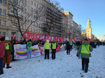 Manifestación de izquierdas para conmemorar la muerte de Karl Liebknecht y Rosa Luxemburg, así como para promover otras ideologías de izquierdas, 2026. Puerta de Fráncfort, Berlín, Alemania